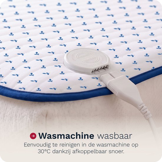 Detail van de elektrische onderdeken met blauwe voetjesprint, wasmachine-icoon en afkoppelbare snoer.