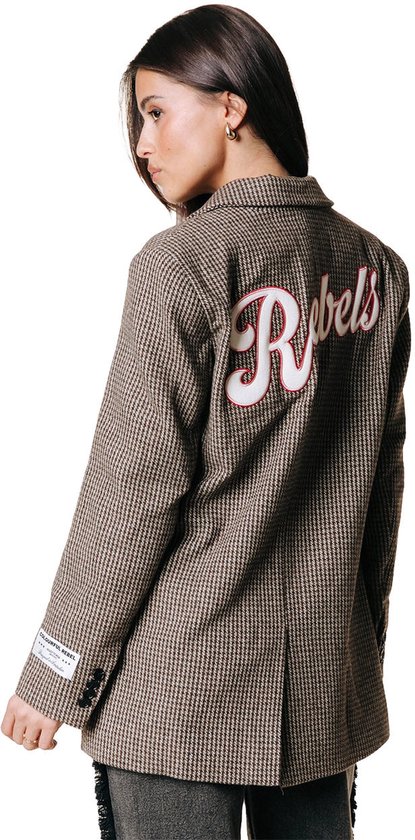 Achterkant van een bruine houndstooth blazer met het witte, geborduurde 'Rebels' logo met rode omlijning.