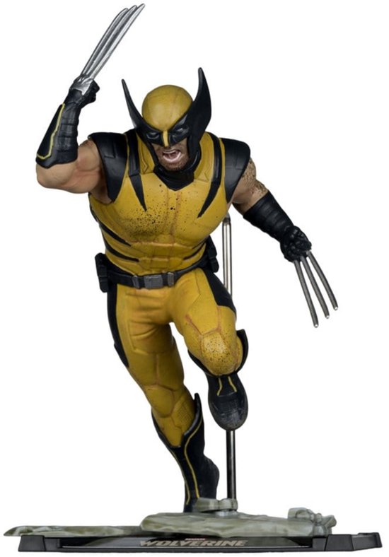 Wolverine figuur in geel-zwart kostuum, rennend met uitgestrekte metalen klauwen op een rotsachtige basis.