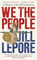 Boek "We the People: A History of the US Constitution" door Jill Lepore. Met een illustratie van Lady Justice met weegschaal en zwaard, en de tekst 'Winner of the Pulitzer Prize'.