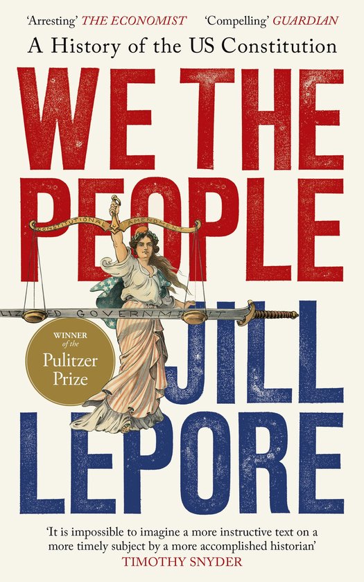 Boek "We the People: A History of the US Constitution" door Jill Lepore. Met een illustratie van Lady Justice met weegschaal en zwaard, en de tekst 'Winner of the Pulitzer Prize'.