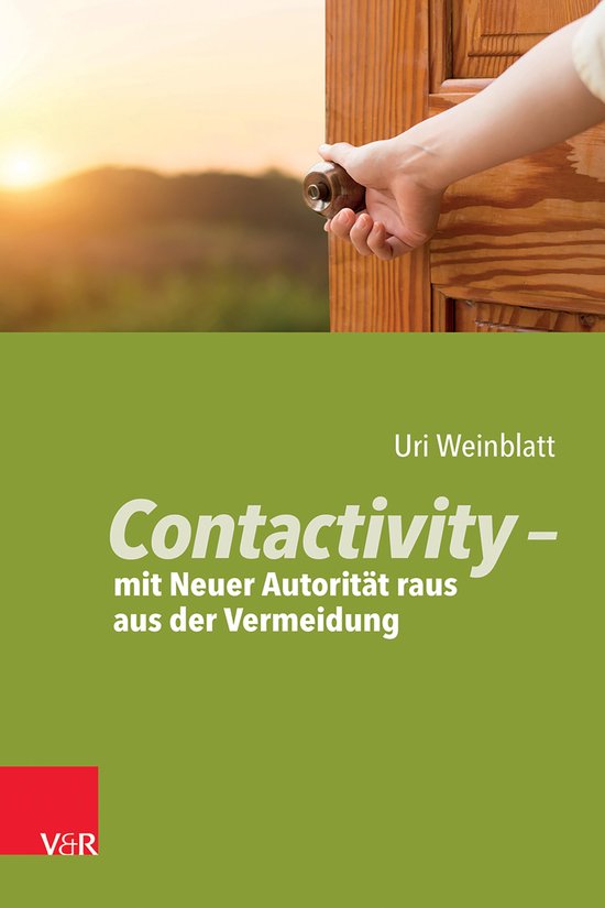 Hand opent een houten deur met de tekst "Contactivity - mit Neuer Autorität raus aus der Vermeidung"