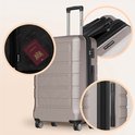 Gedetailleerde opname van een lichtbruine koffer met een paspoort erin en een TSA-slot.