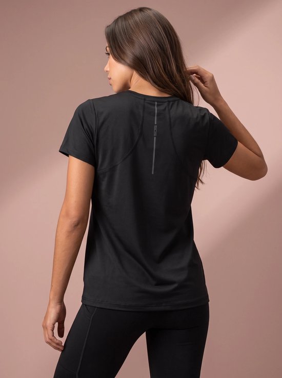 Vrouw in zwart sportshirt met grijze verticale streep en logo op de rug.