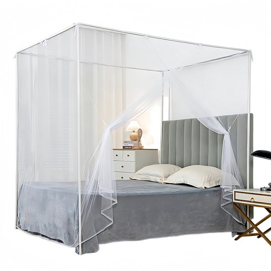 Wit klamboe met vier palen, over een grijs bed en bed met witte tule.