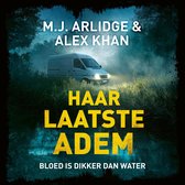 Boekomslag: een witte bestelwagen in een donker, mistig bos met de gele tekst 'Haar laatste adem' en 'Bloed is dikker dan water'.