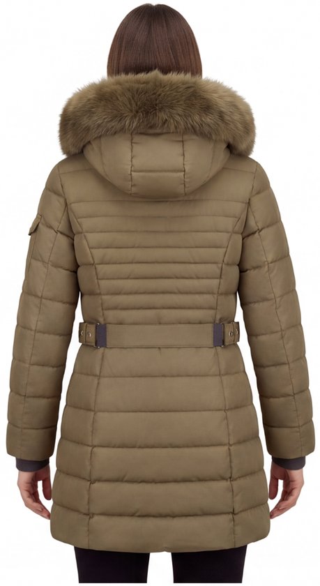 Achteraanzicht van model in een olijfgroene, getailleerde winterjas met een verstelbare ceintuur in de taille.