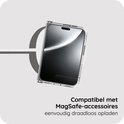 Transparante hoes op een draadloze MagSafe-lader voor eenvoudig opladen.