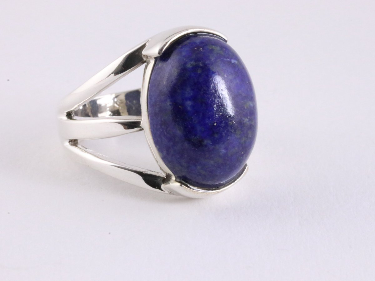 Opengewerkte zilveren ring met lapis lazuli - maat 17.5