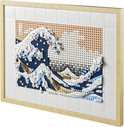 Mosaïque LEGO Art 'La Grande Vague' encadrée de brun, recréant la célèbre estampe japonaise avec des briques blanches et bleu foncé.