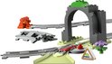 LEGO Duplo trein tunnel en sporen uitbreidingsset met grijze tunnel, oranje balast, groen dak, grijze sporen en bloem.
