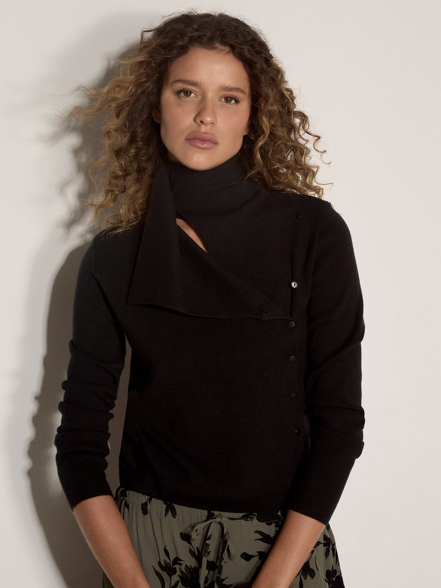 Asymmetrisch vest van geribd breiwerk