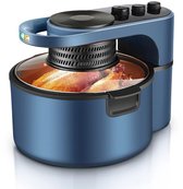Blauwe airfryer met een glazen kijkvenster waarin een kip wordt geroosterd en met drie bedieningsknoppen.