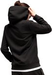 Zwarte Puma hoodie, gedragen door een model dat de capuchon over het hoofd trekt.