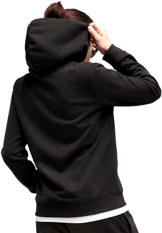 Zwarte Puma hoodie, gedragen door een model dat de capuchon over het hoofd trekt.