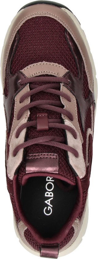 Wijnrode sneaker met taupe en metallic details, vetersluiting en witte zool. Gabor logo op binnenzool.