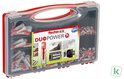 Duidelijke rode en witte Fischer DuoPower pluggen in een transparante koffer met rode sluitingen.