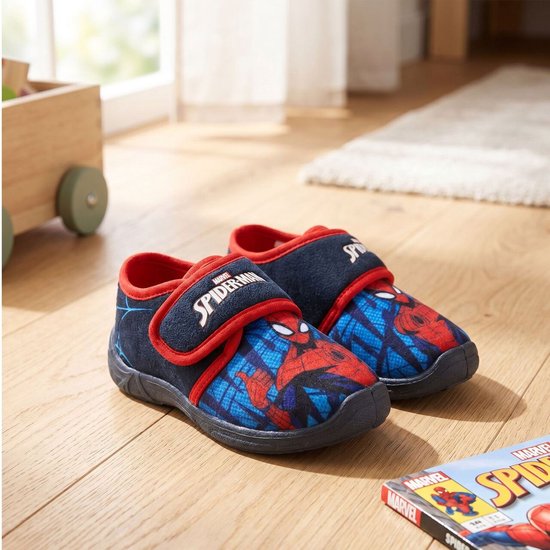 Donkerblauwe spiderman pantoffels met klittenbandsluiting. De pantoffels hebben een afbeelding van spiderman op de voorkant.