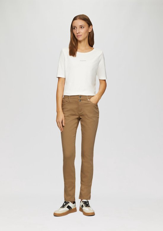 Vrouw in bruine slim-fit jeans en wit s.Oliver T-shirt, van voren gezien.