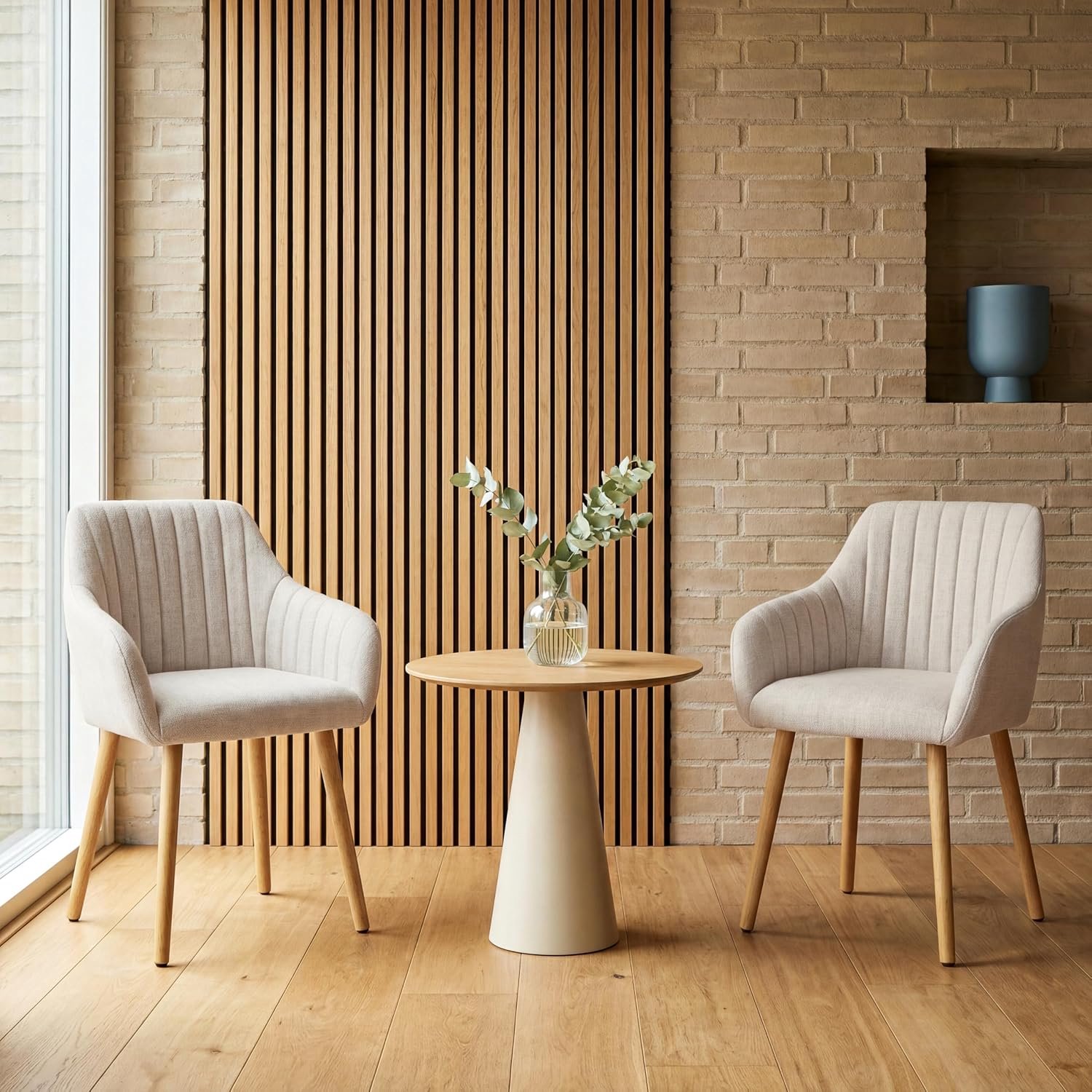 Eetkamerstoel Livia Beige met Armleuningen en Houten Poten – Set van 2 – Gestoffeerde Polyester Stoelen voor Eetkamer, Keuken en Woonkamer – 57,5 x 63 x 82 cm
