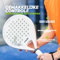 Persoon houdt wit Virtufit padelracket vast, 365 gram, met ronde vorm voor beginners.