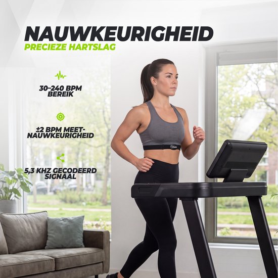 Vrouw jogt op een loopband met een zwarte VirtuFit hartslagmeter om haar borst voor nauwkeurige hartslagmeting.