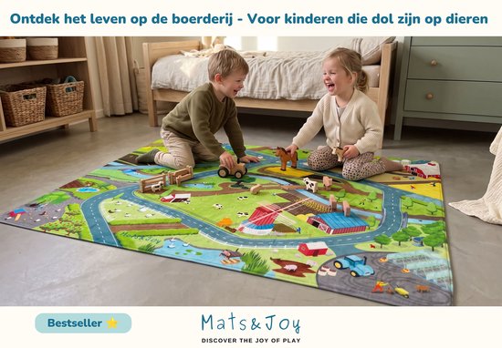 Twee kinderen spelen vrolijk op een kleurrijk boerderijspeelkleed met houten boerderijdieren.