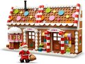 LEGO winters peperkoekhuis met kerstman minifiguur en cadeautje.