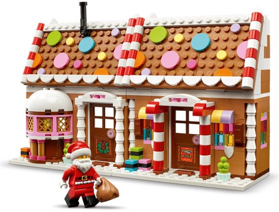 LEGO winters peperkoekhuis met kerstman minifiguur en cadeautje.