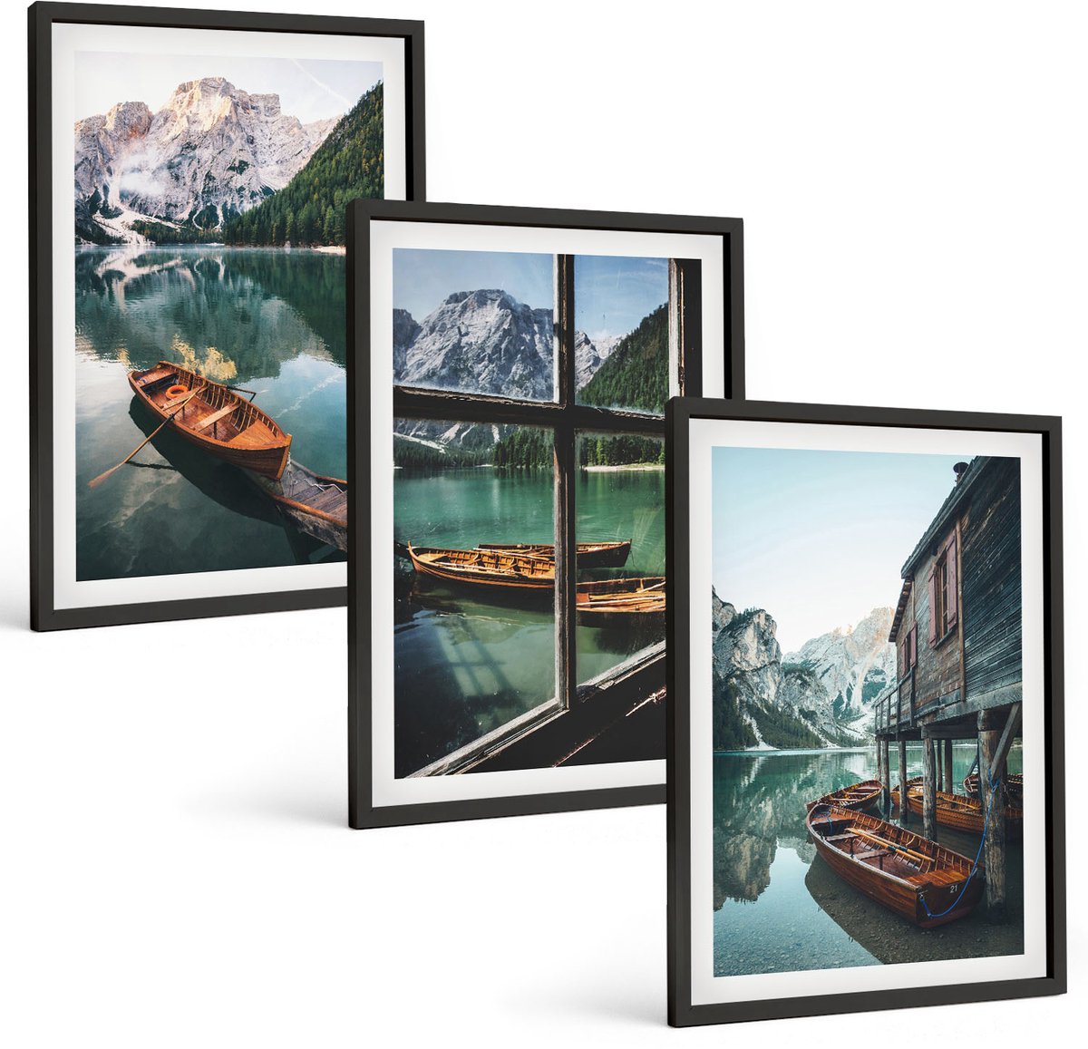 Coloray 3-Delige Schilderij Set - Uitzicht Op Een Bergmeer Met Boten En Een Huis Aan Het Water. - 40 x 60 cm - Decoratieve Schilderijen - Woonkamer - Interieur - Moderne Wanddecoratie