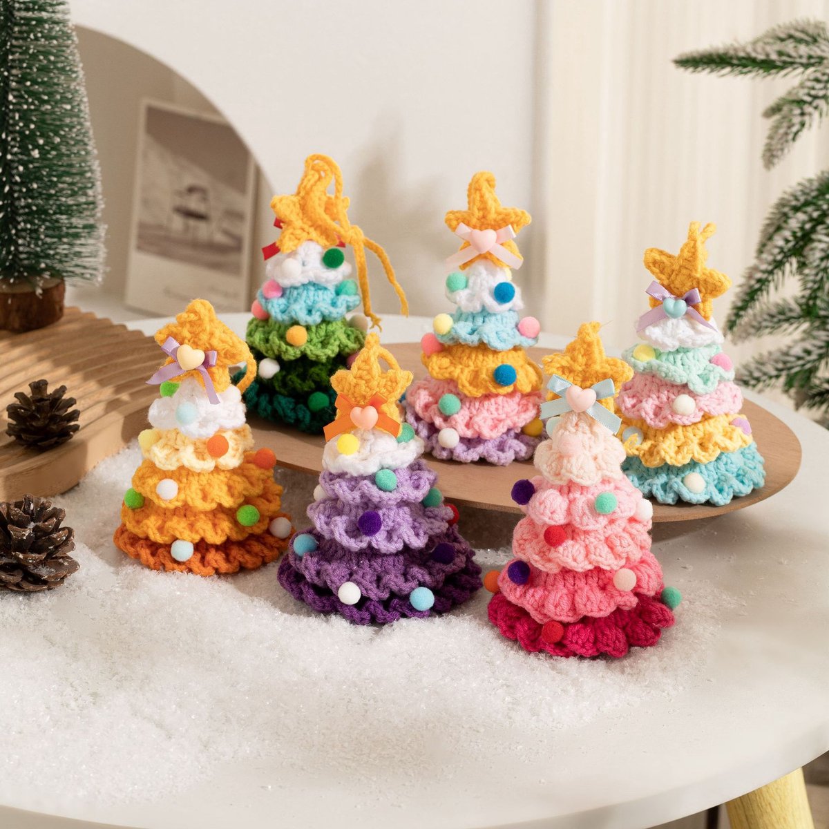 6 Stuks Gehaakte Kersthangers – Kleurrijke Kerstboom Hangers met Belletje – 6 Verschillende Designs – Kerstboomversiering & Kerstdecoratie