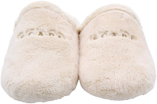 Paar crèmekleurige, pluizige pantoffels met geborduurd Scapa-logo.