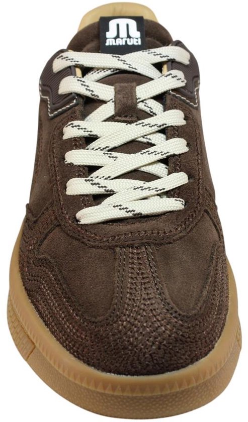 Voorkant van een bruine suède sneaker met beige veters en een gestreept logo.