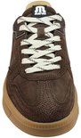 Voorkant van een bruine suède sneaker met beige veters en een gestreept logo.