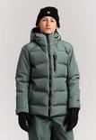 Jongen in grijze winterjas, skibroek, zwarte muts en handschoenen. Vooraanzicht.