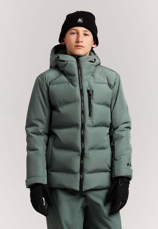 Jongen in grijze winterjas, skibroek, zwarte muts en handschoenen. Vooraanzicht.