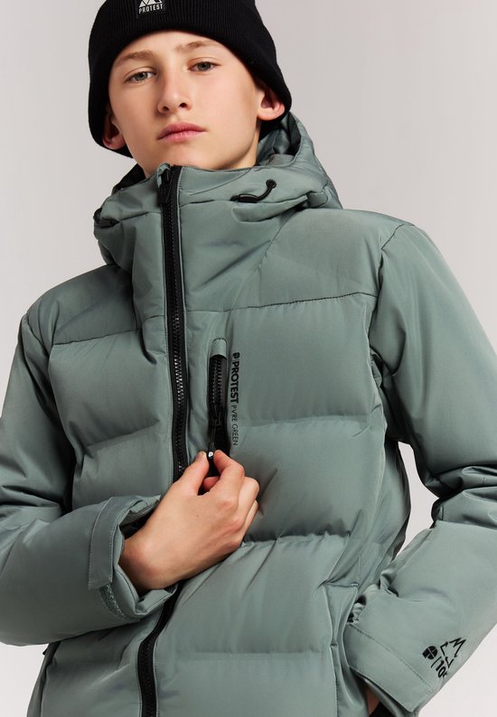 Grijze winterjas met zwarte rits. Zwarte muts en handschoenen. Logo op borstzak.