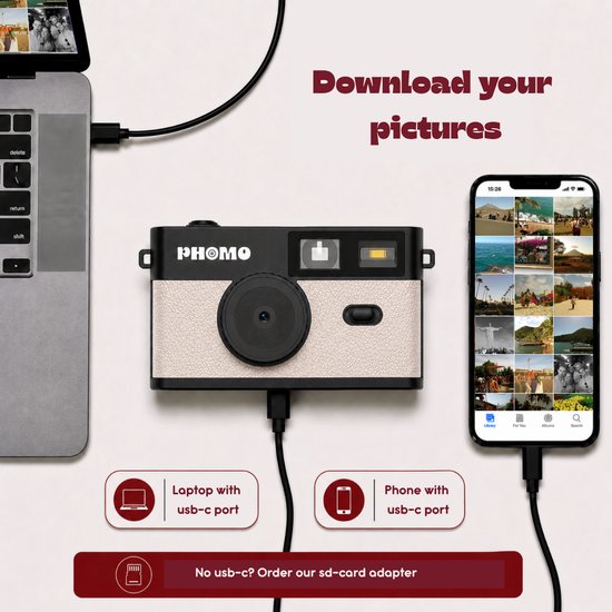 Phomo camera aangesloten op laptop en telefoon via USB-C om foto's te downloaden.