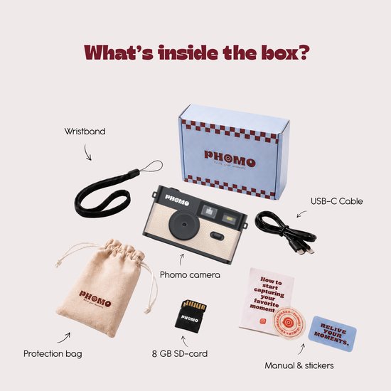 Inhoud van de Phomo camera doos: camera, polsband, beschermhoes, USB-C kabel, SD-kaart, handleiding en stickers.