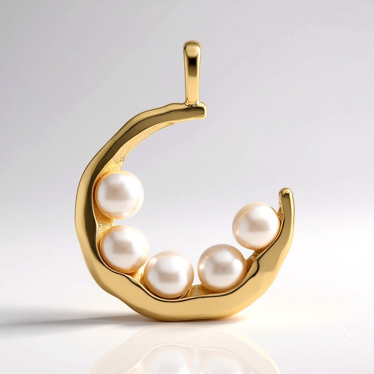 Cavill - Zilveren hanger met 5 witte zoetwaterparels 4,5 mm - 925 sterling zilver verguld - moderne halvemaanvorm - tijdloze parelsieraad elegant