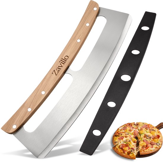 Zavillo pizzasnijder met houten handvat en zwarte beschermhoes, getoond naast een gesneden pizza.
