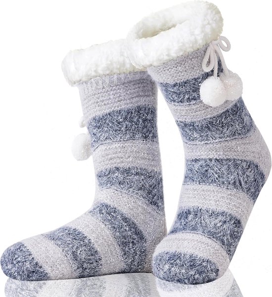 Grijze en witte gestreepte wintersokken met pluche voering, pompons en strikdetails.