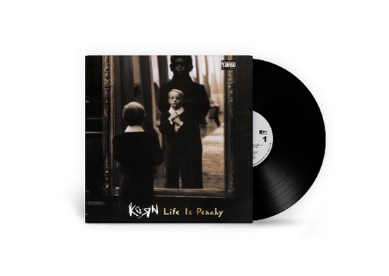 Couverture de l'album 'Life Is Peachy' de Korn, montrant un garçon regardant son reflet dans un miroir, un homme se tenant derrière lui.