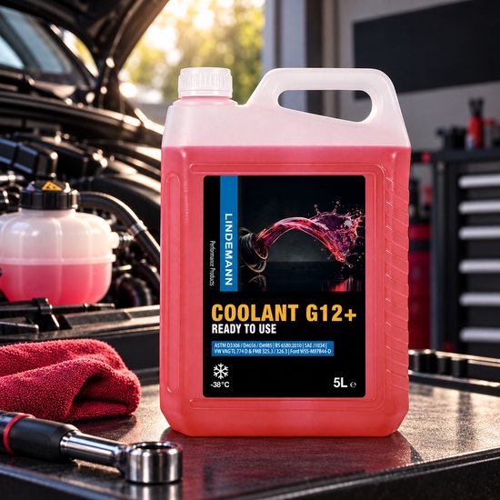 Een rode 5L kan Lindemann Coolant G12+ naast een open motorkap.
