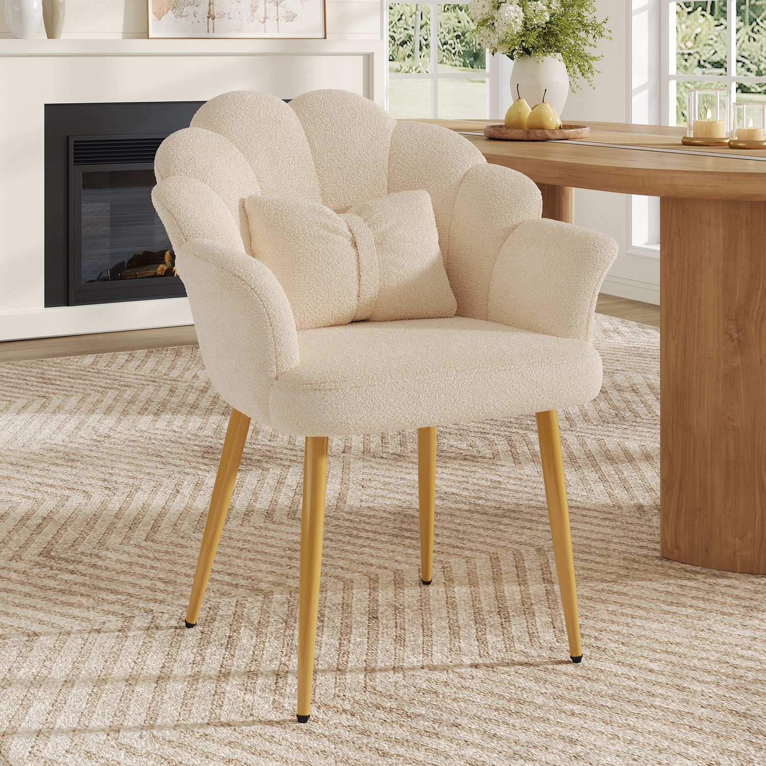 HAUSS SPOLE Eetkamerstoel met Armleuningen - Bloemvormige Rugleuning en Kussen - Voor Eetkamer en Slaapkamer - Teddystof en Metaal - Beige