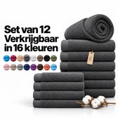 Set van 12 grijze badhanddoeken, verkrijgbaar in 16 kleuren, getoond in een stapel met katoenbloemen.