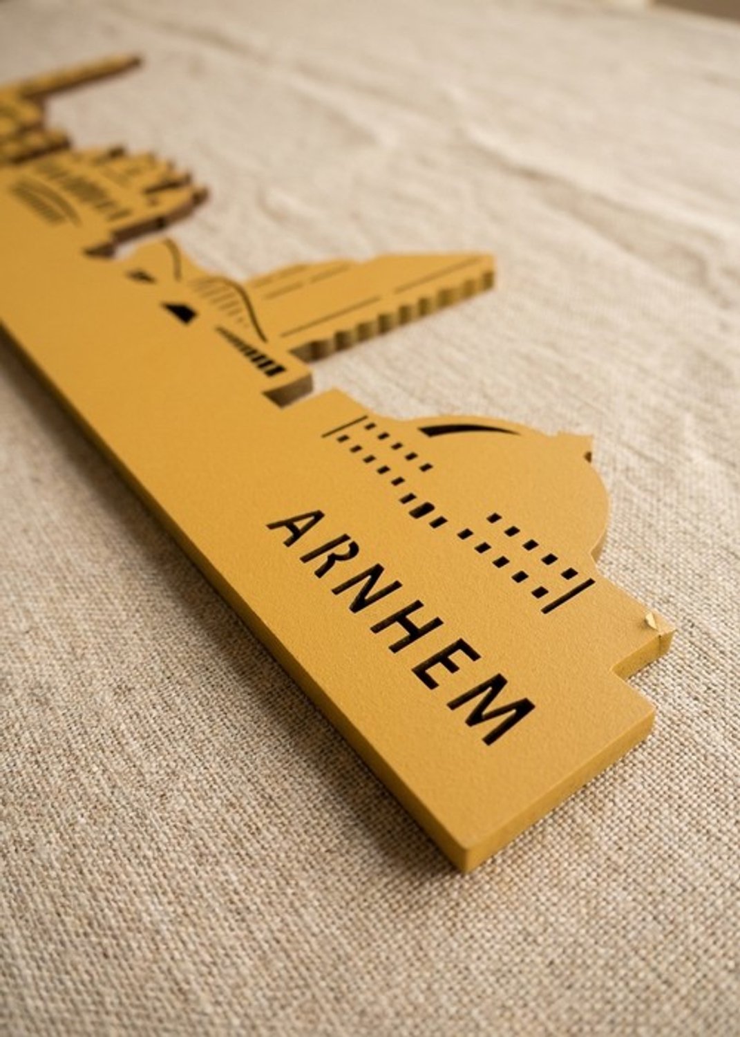 Houten Skyline Arnhem | Wanddecoratie voor aan de muur | Geel MDF | 70 x 12 cm