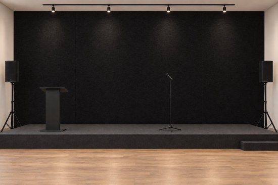 Podium met zwarte viltachterwand, houten vloer, een spreekgestoelte, een microfoonstandaard en twee zwarte luidsprekers.