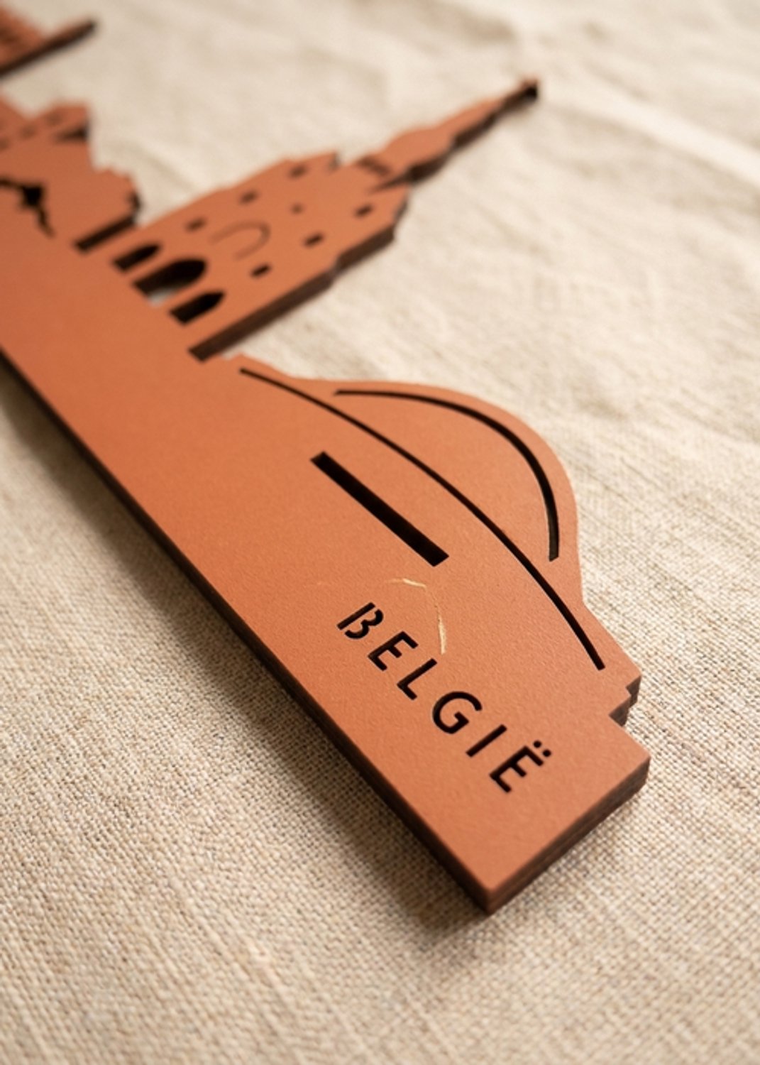 Houten Skyline België | Wanddecoratie voor aan de muur | Oranje MDF | 70 x 14 cm
