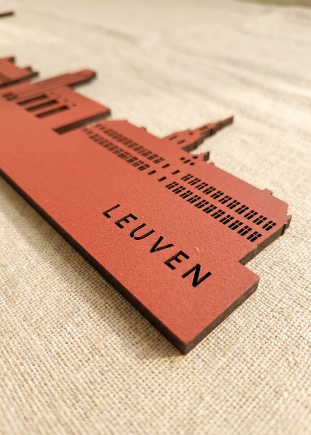 Houten Skyline Leuven | Wanddecoratie voor aan de muur | Rood MDF | 100 x 19 cm